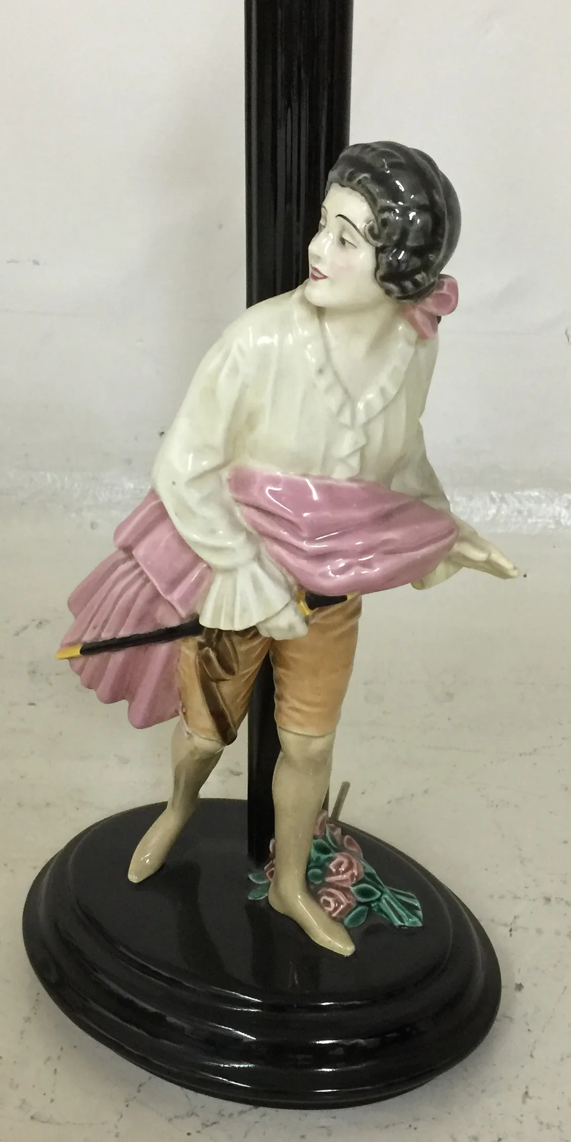 Luminária de mesa antiga da Keramos com figura decorativa elegante e base preta