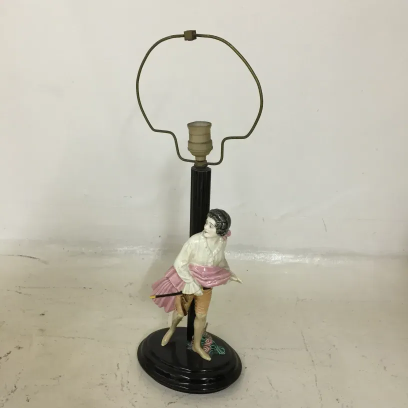 alte tischlampe mit weiblicher figur und sonnenschirm