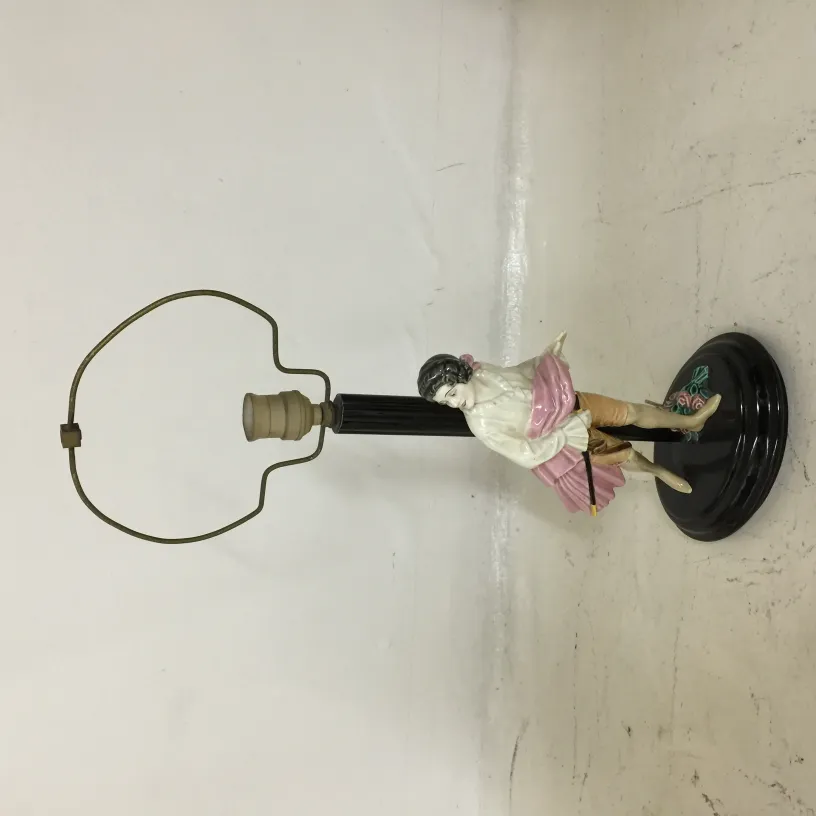 Luminária de mesa antiga com base decorativa e figura