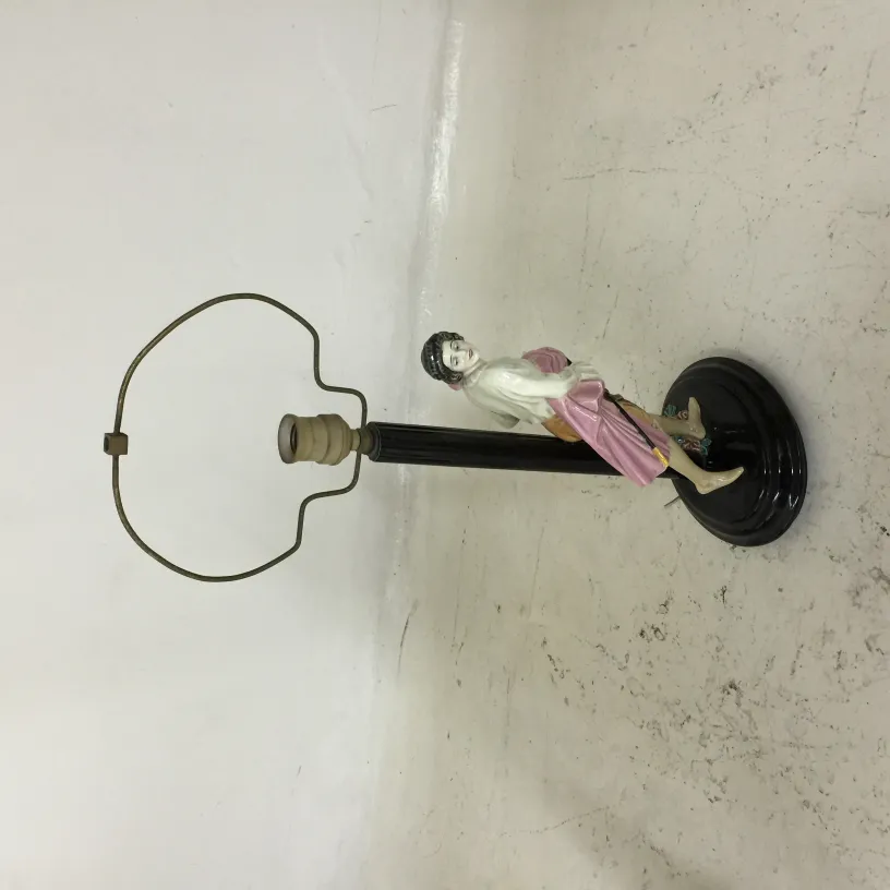 古董桌灯配黑色底座和装饰性雕像，优雅氛围