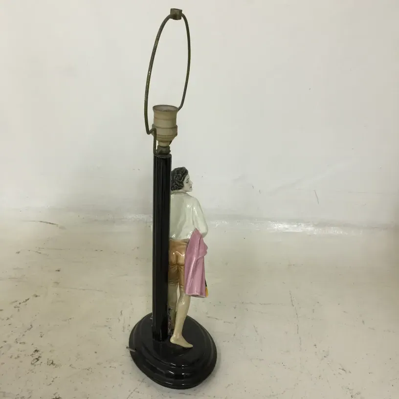 Antike Tischlampe mit dekorativer Figur von Keramos, gemütliche Atmosphäre.