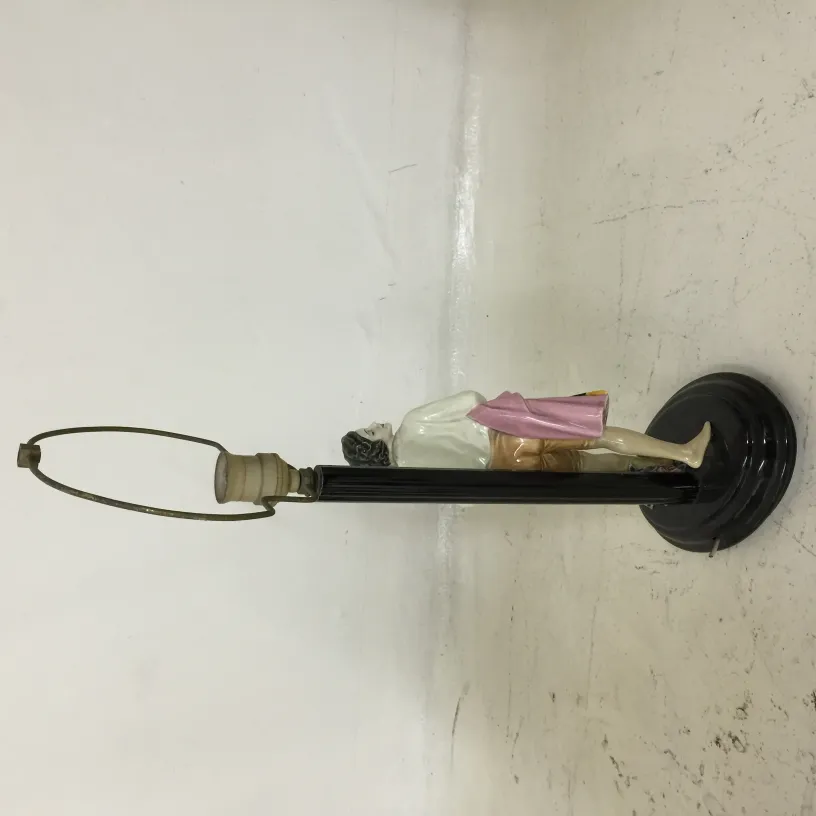 lampe de bureau ancienne avec figurine à la base