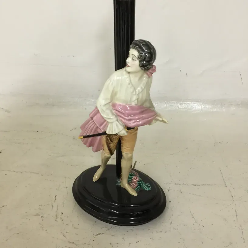 lampe de bureau ancienne avec figure décorative et vase à fleurs