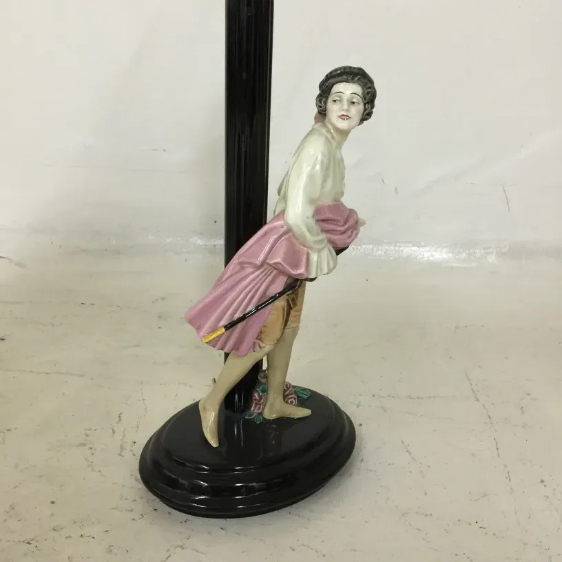 lampara de mesa antigua con figura femenina sosteniendo paraguas