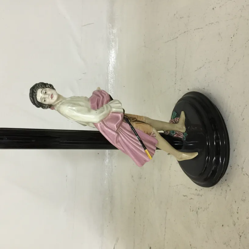 アンティークフィギュア付きのテーブルランプが居心地の良い空間に