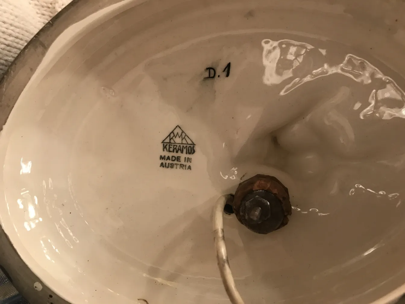 克拉莫斯出品的古董桌灯，创建于奥地利，带有细腻的装饰细节和经典的氛围。