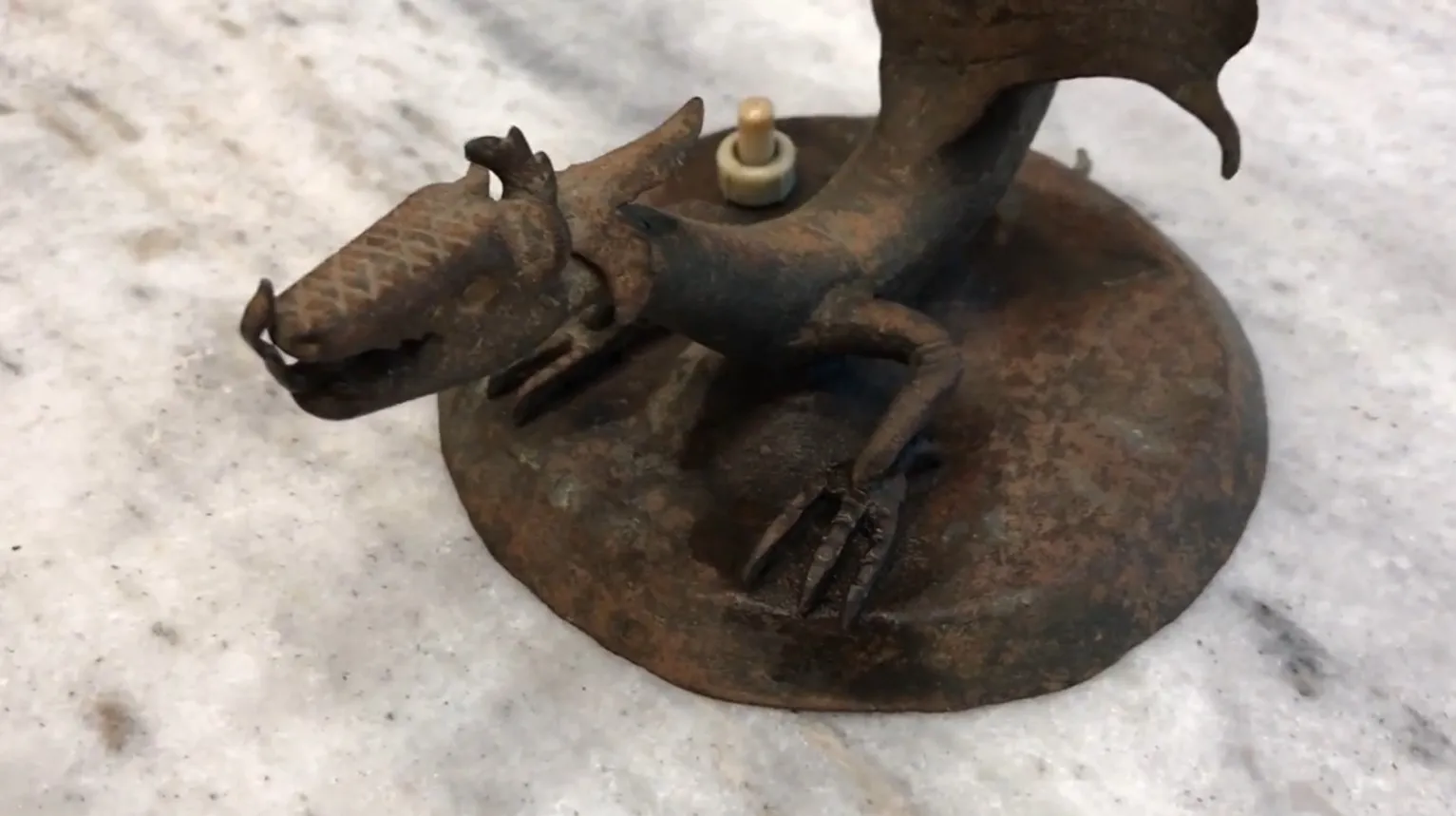 старая настольная лампа с драконьим основанием, темный цвет, детализированная фигура