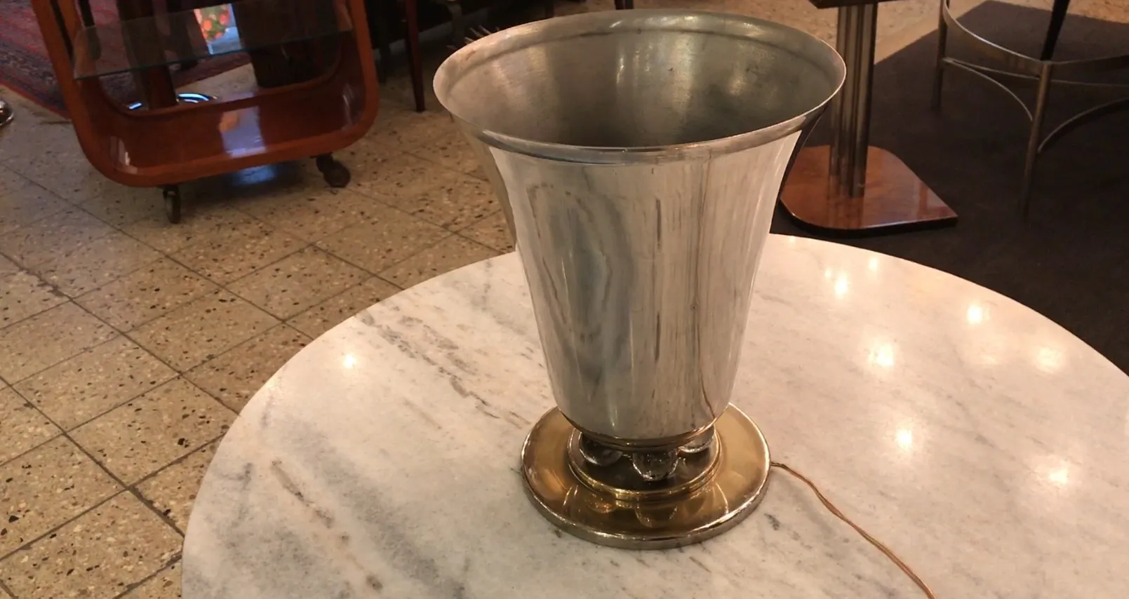 lampada da tavolo antica con finitura lucida su un tavolo in marmo