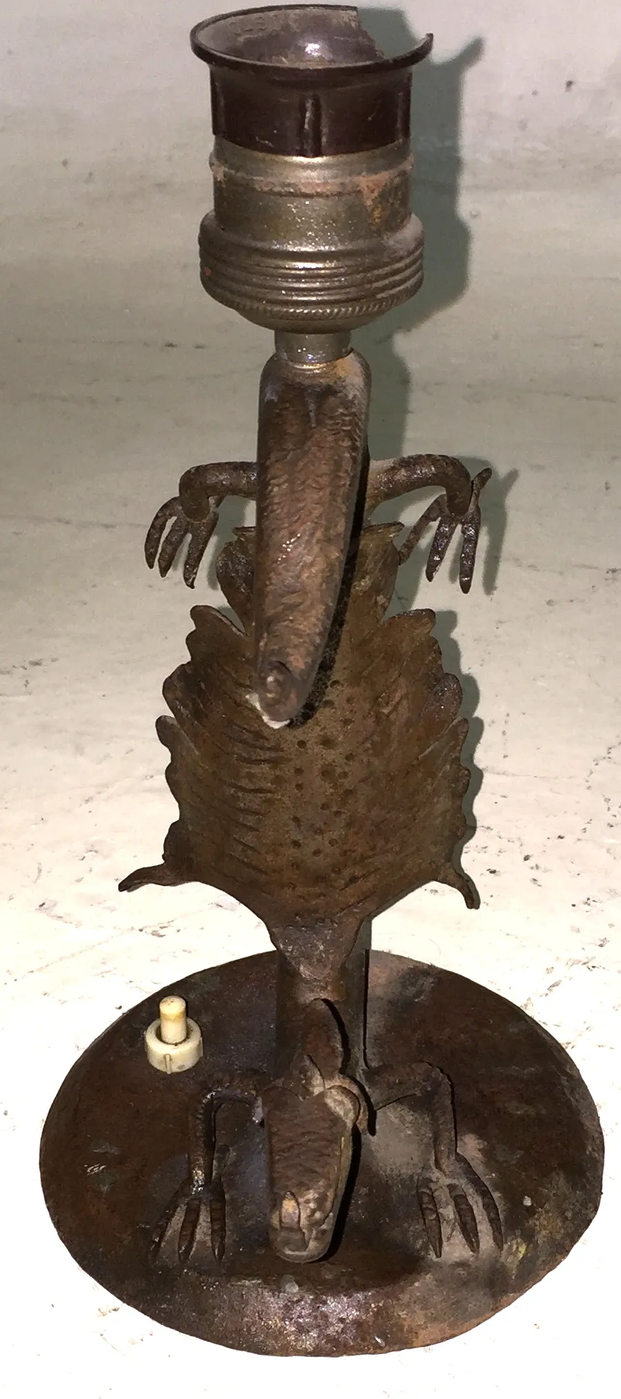 lampara de mesa antigua en forma de reptil, ambiente decorativo
