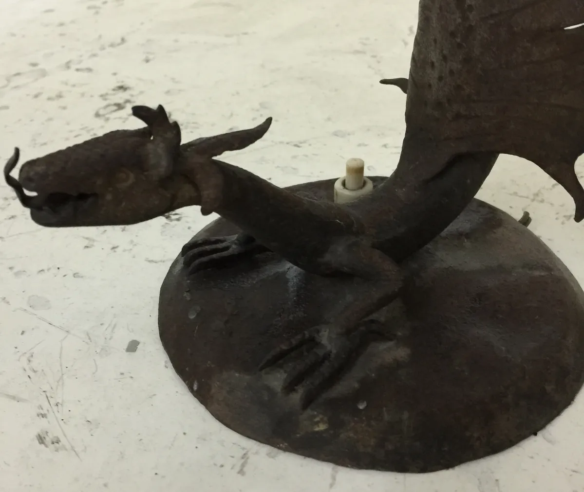 alte tischlampe mit drache auf runder basis