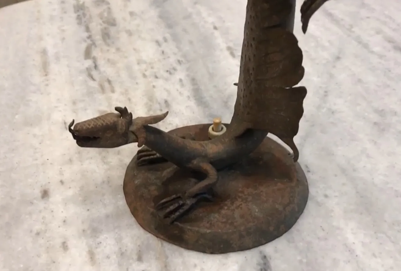 lampara de mesa antigua con base de dragón en el ambiente