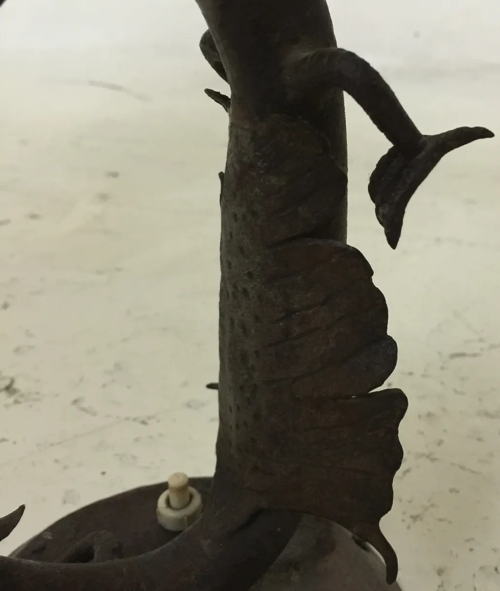 lampara de mesa antigua con detalles visibles en su base y estructura