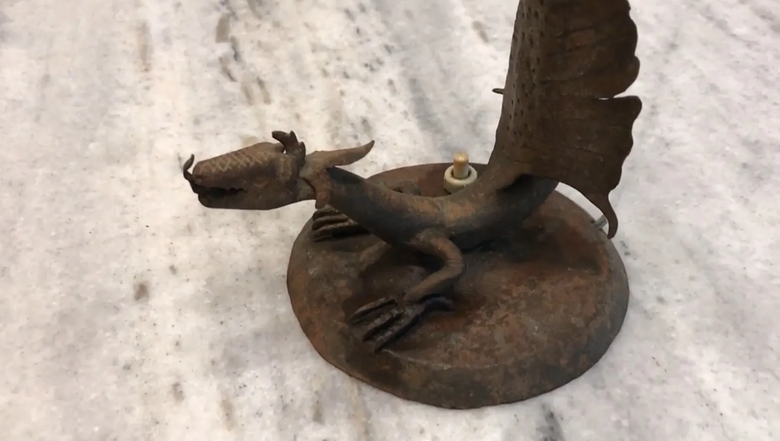 प्राचीन टेबल लैंप, ड्रैगन के आकार में आधार, नरम रोशनी