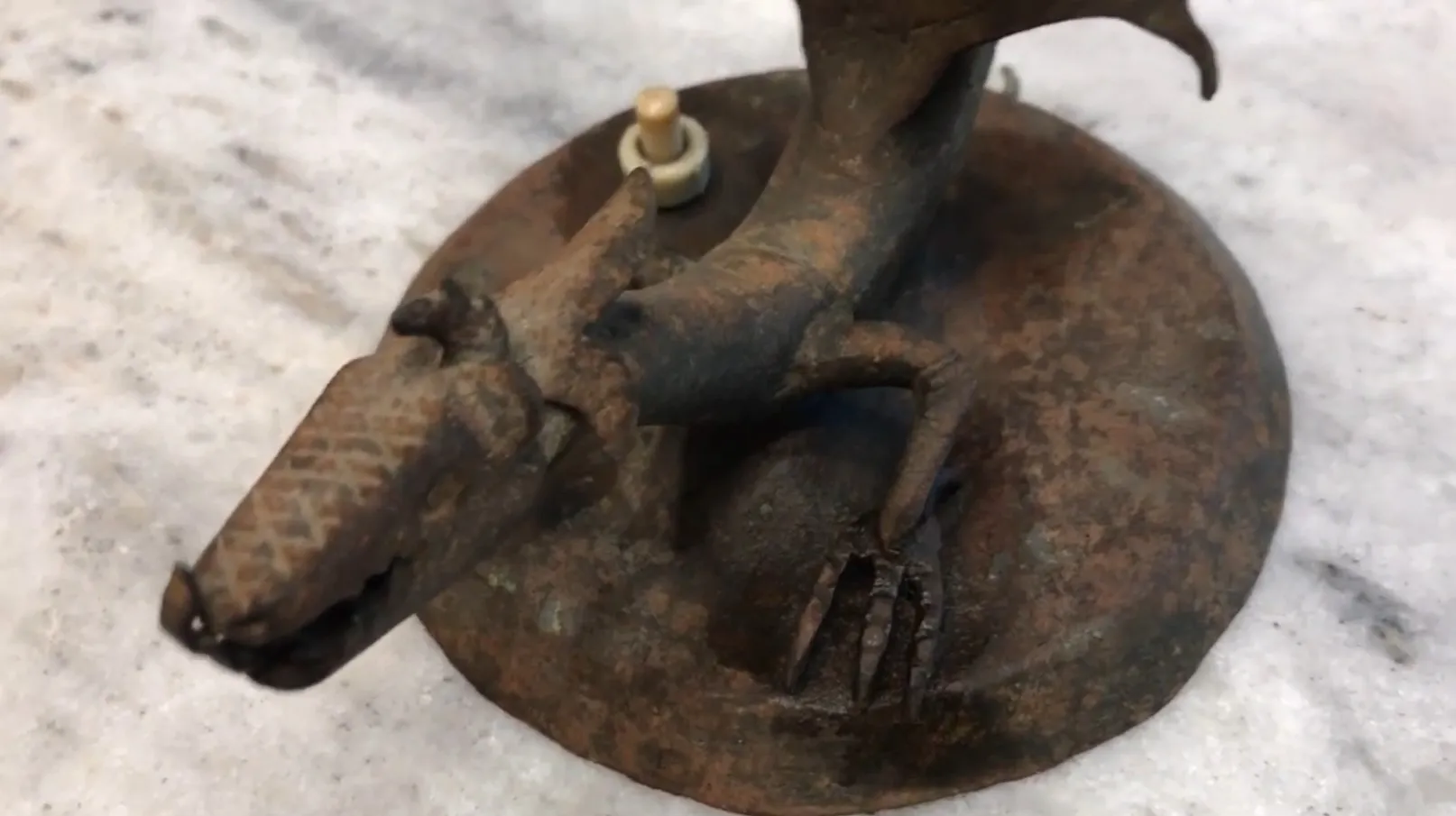 مصباح طاولة قديم بتصميم مميز وقاعدة مزخرفة