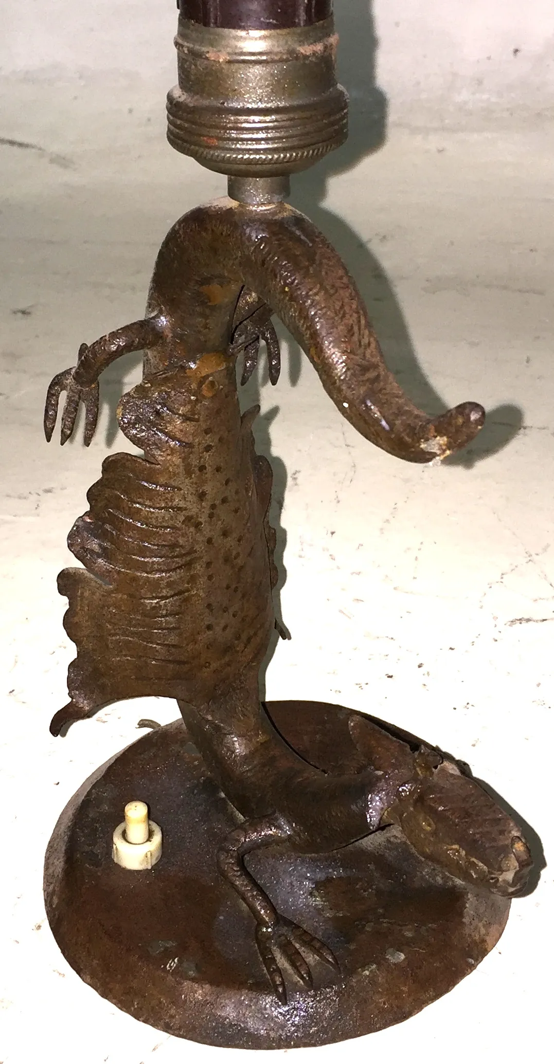 पुरानी टेबल लैंप छिपकली के आकार की आधार, देहाती वातावरण