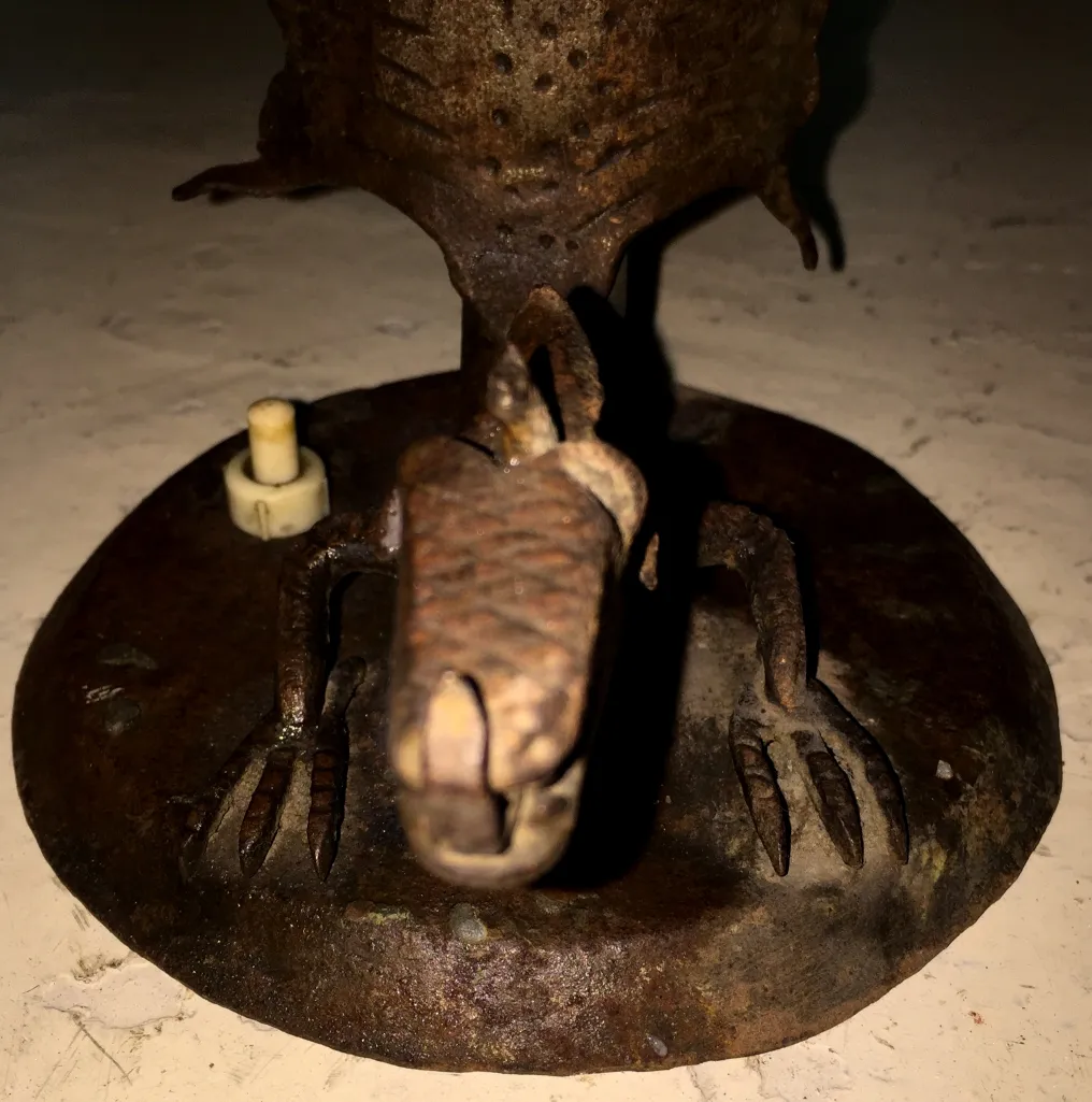 luminaria de mesa antiga com base de réptil e detalhes decorativos, ambiente sutil