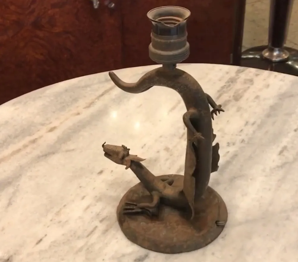 lampe de bureau ancienne avec design de lézard dans un cadre raffiné.