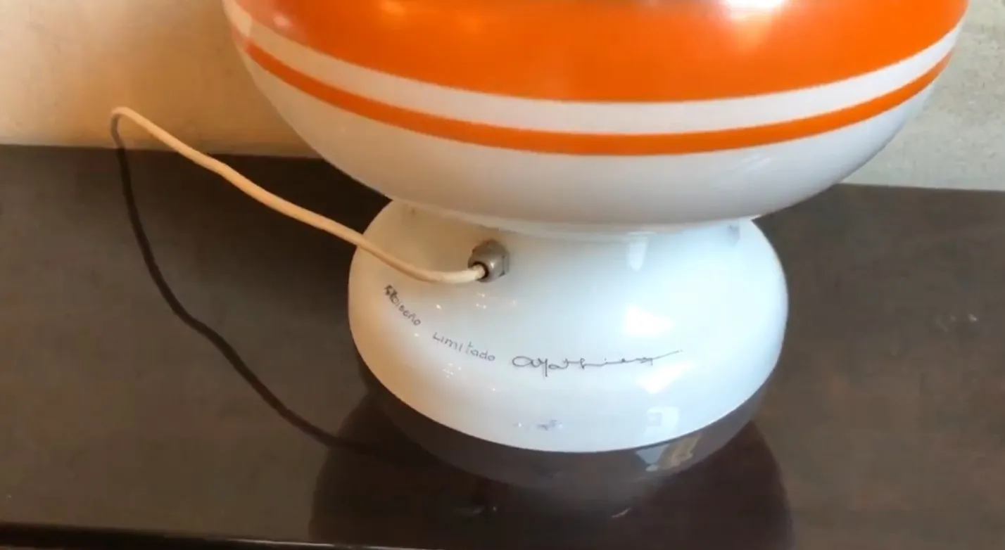 Antike Tischlampe mit buntem Design, Details und gemütlicher Atmosphäre.