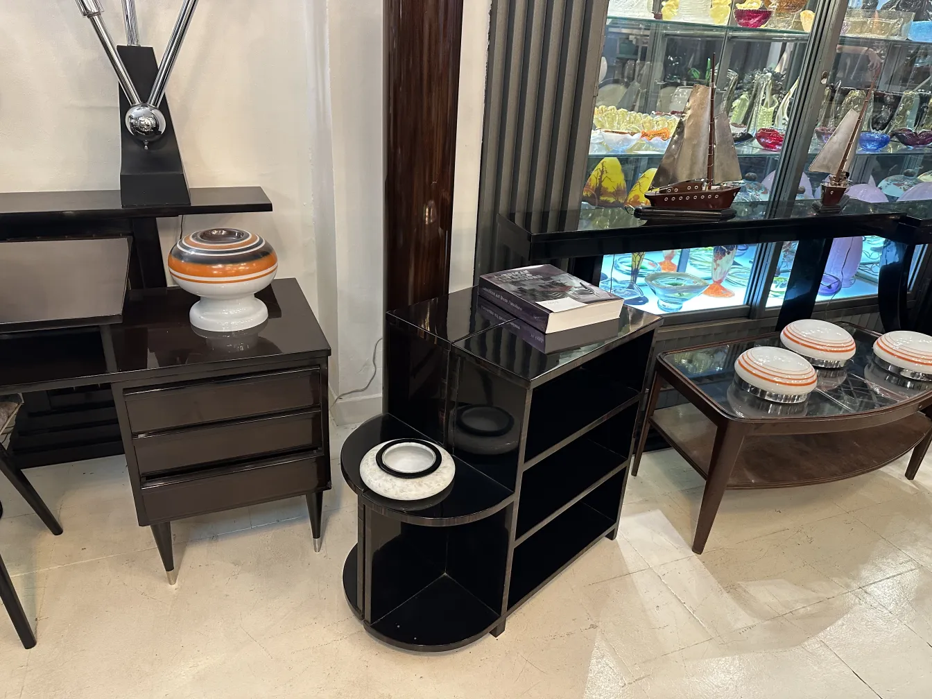 गोलाकार आधार और रंगीन डिज़ाइन के साथ पुरानी टेबल लैंप, आधुनिक फर्नीचर के साथ सुरुचिपूर्ण सेटिंग