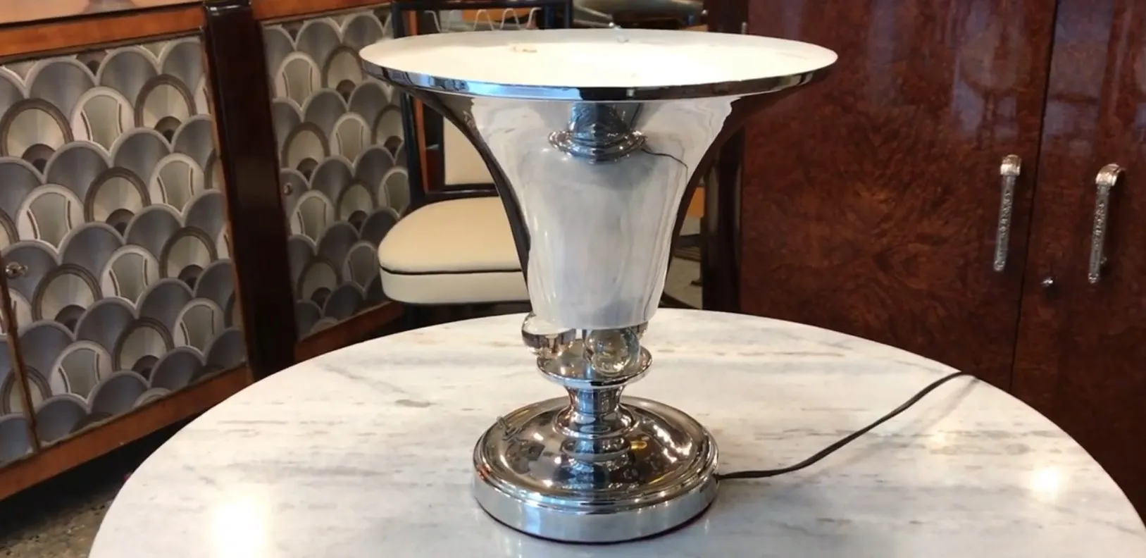 ancienne lampe de bureau avec base brillante et design élégant dans un cadre classique