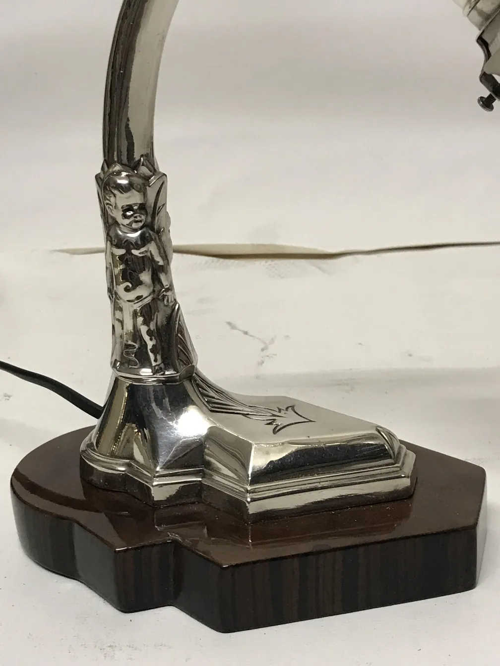 Lampe de bureau ancienne avec détails d'enfants et base décorative.