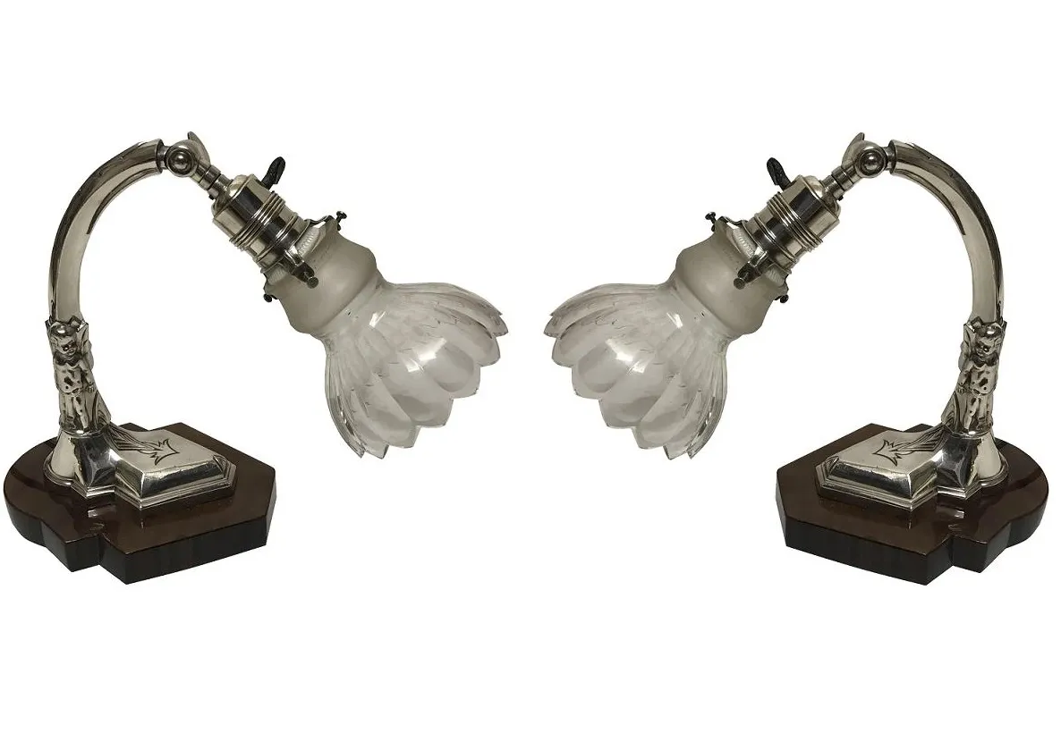 deux lampes de bureau anciennes avec un design élégant et des bases structurales