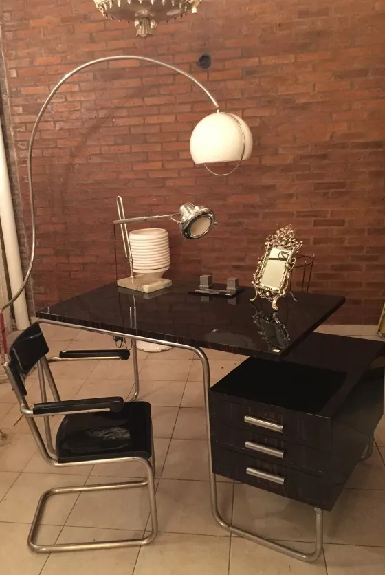 antike tischlampe mit metallbasis und weißem schirm