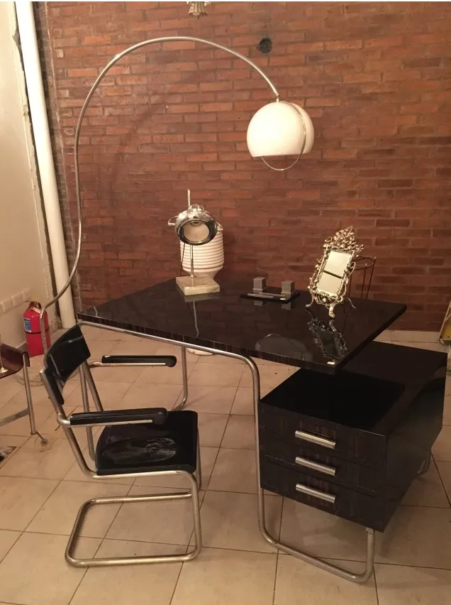 lampe de bureau ancienne avec un design unique et élégant, illuminant un bureau moderne d'une lueur chaleureuse