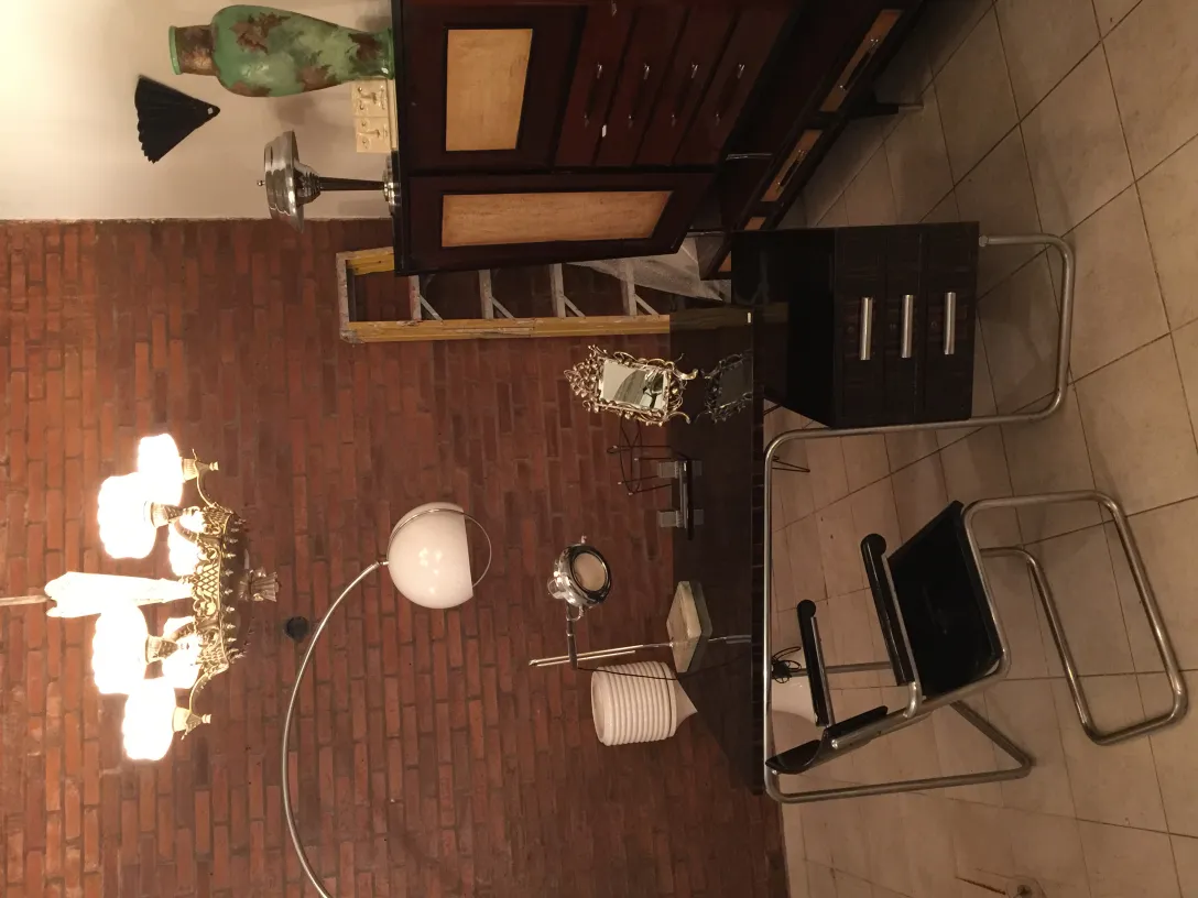 lampada da tavolo antica in un ambiente vintage