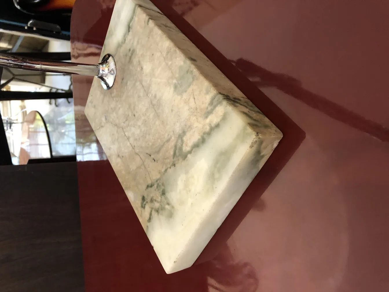 luminaria de mesa antiga com base de design elegante