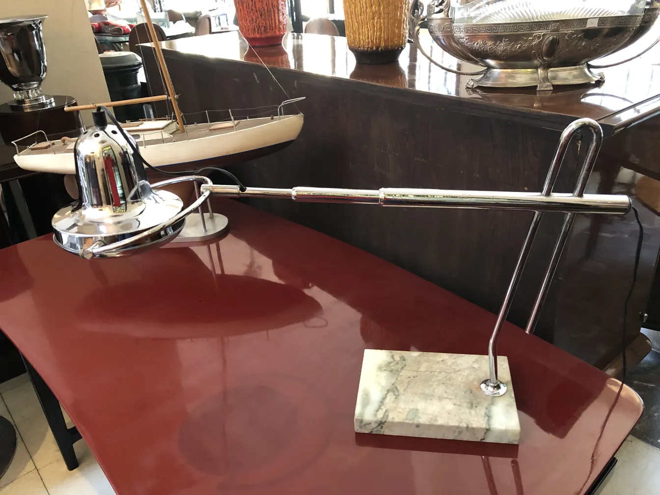 Lampe de bureau ancienne avec base en marbre dans un cadre élégant