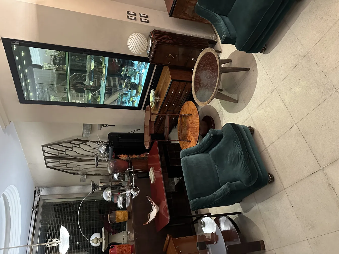 lampara de mesa antigua con detalles visuales claros en sala de estar