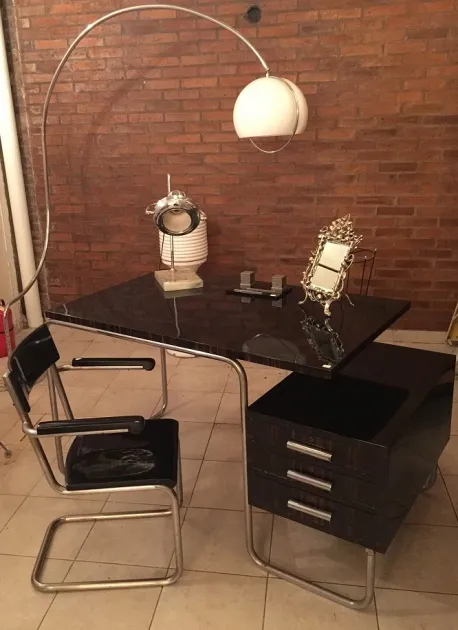 lampada da tavolo antica con design elegante in un ufficio