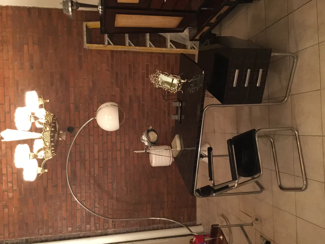 lampada da tavolo antica con base curva e luce brillante