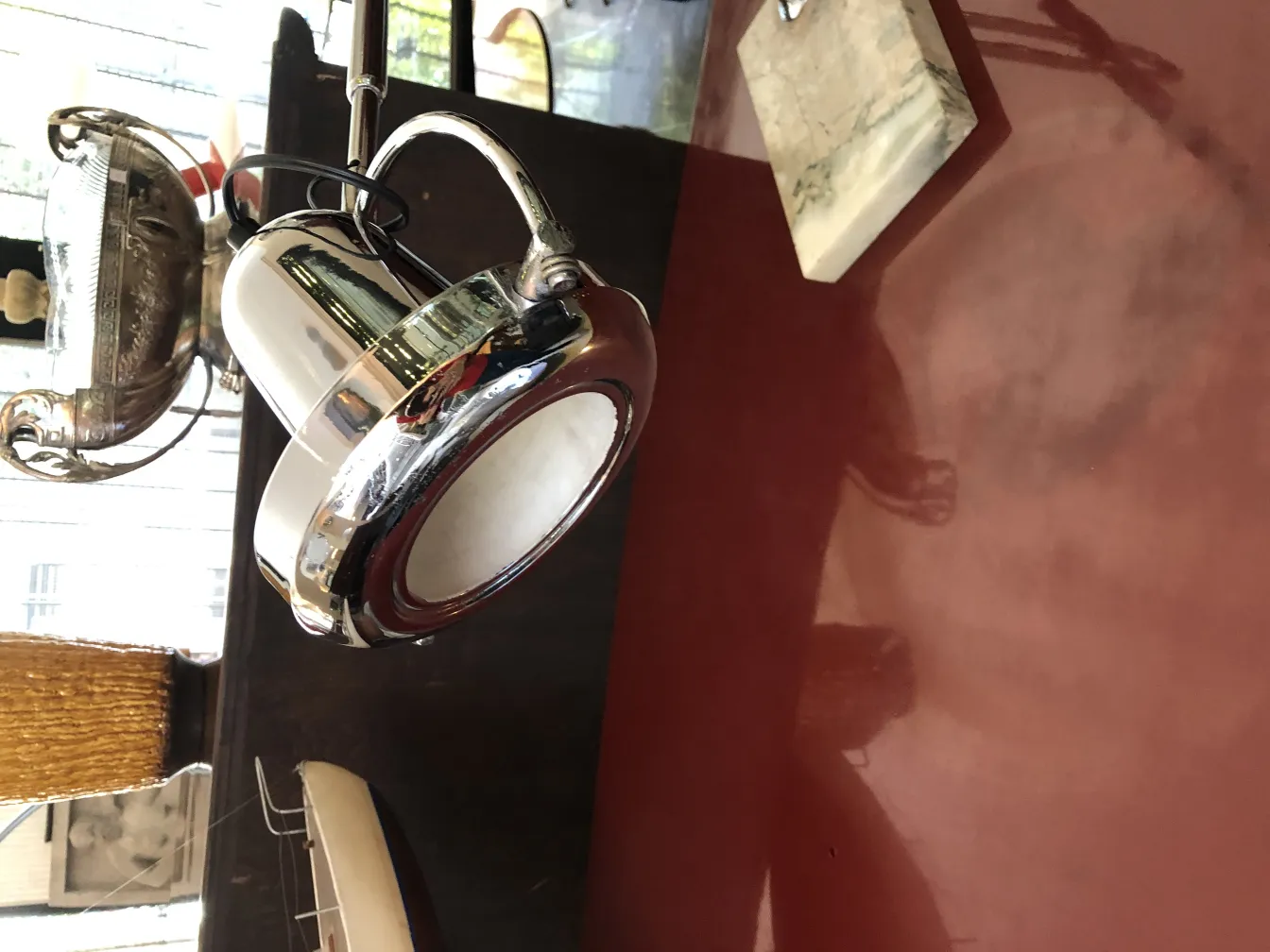 Lampe de bureau ancienne avec un design brillant dans un cadre élégant.