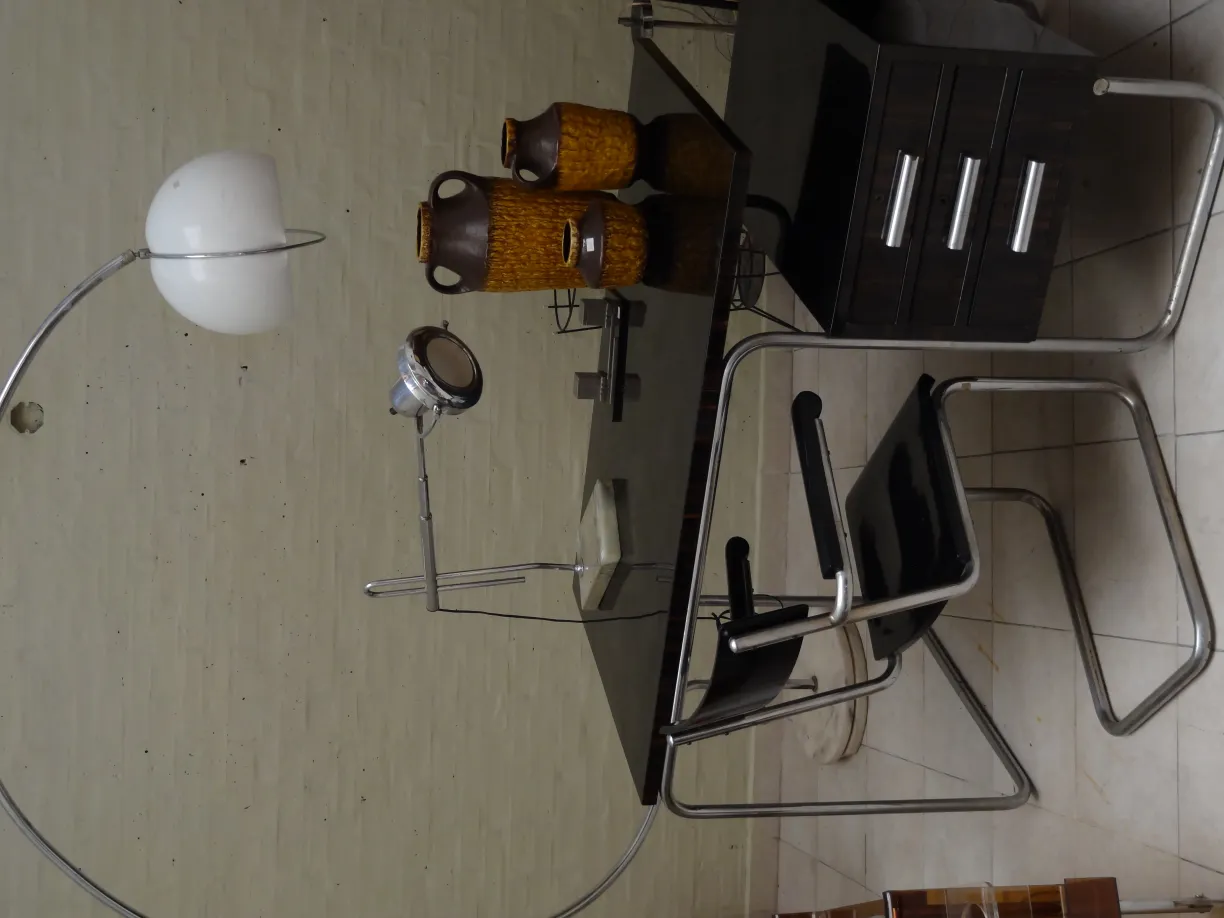 antike weiße Tischlampe auf modernem Schreibtisch mit dekorativen Gegenständen