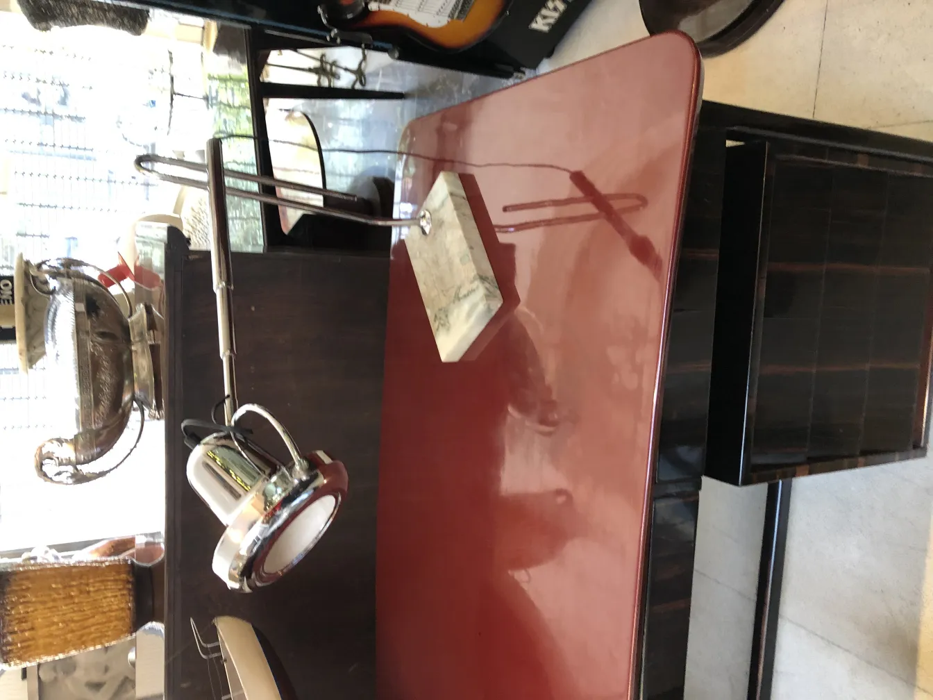 Luminária de mesa antiga com base de mármore em um ambiente decorativo.