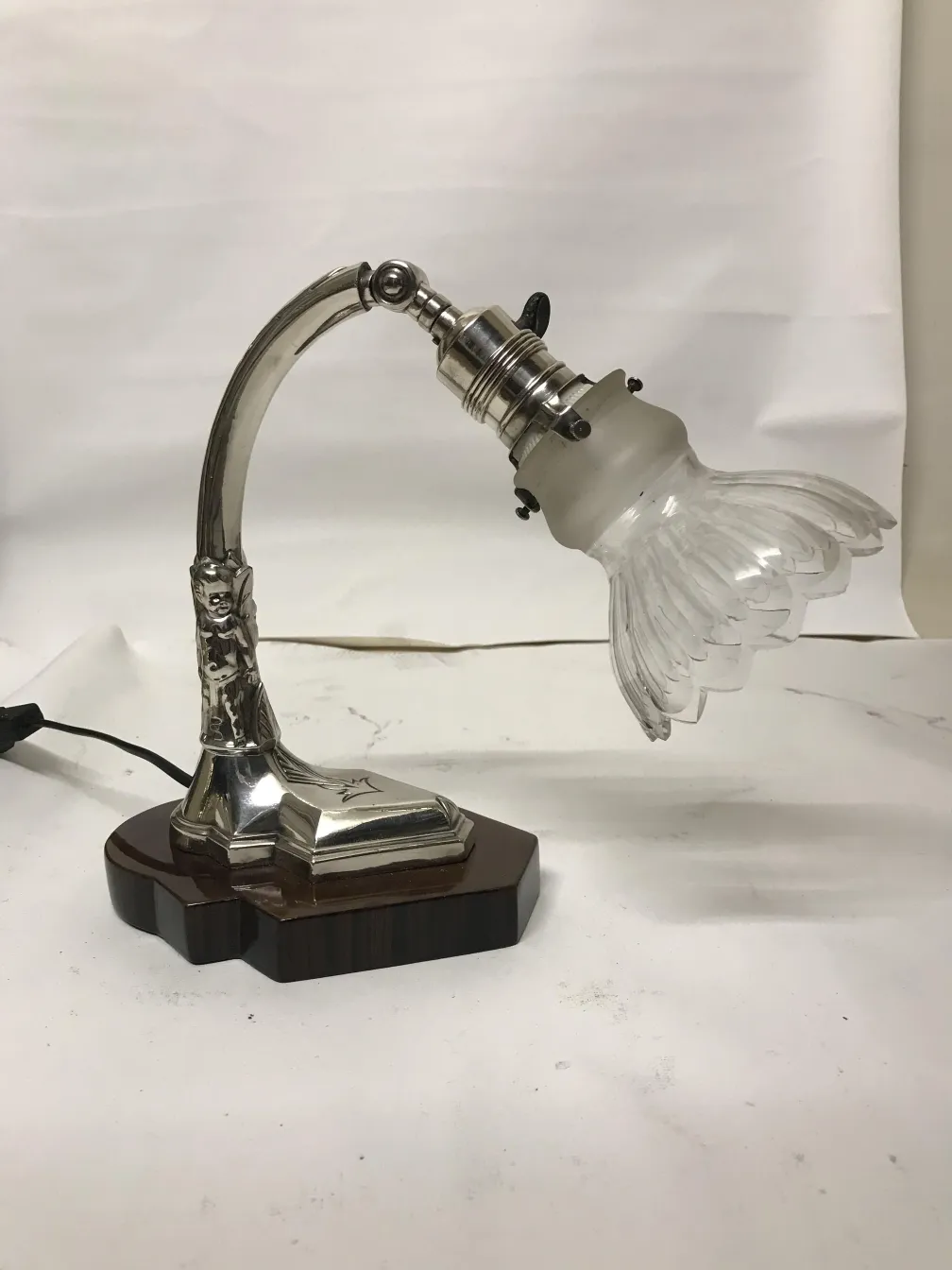 antica lampada da tavolo con base decorativa e paralume translucido a forma di fiore