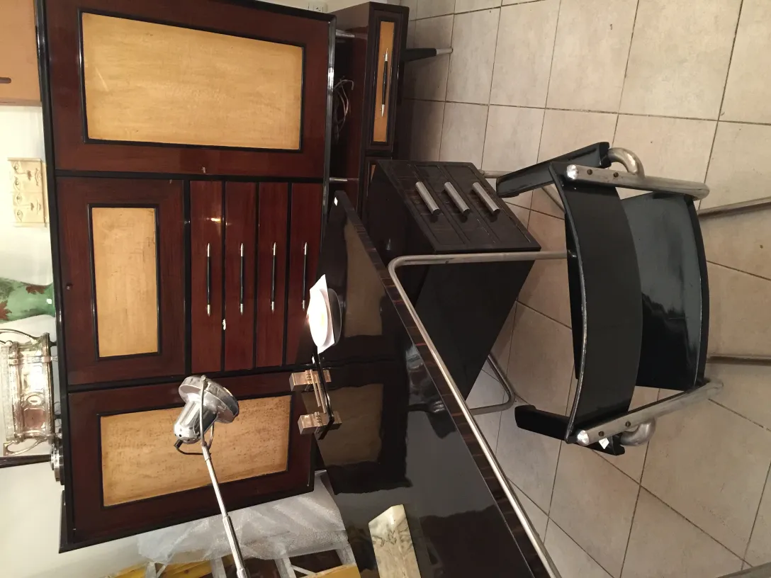 クラシックなアンティークテーブルランプ、エレガントな空間。