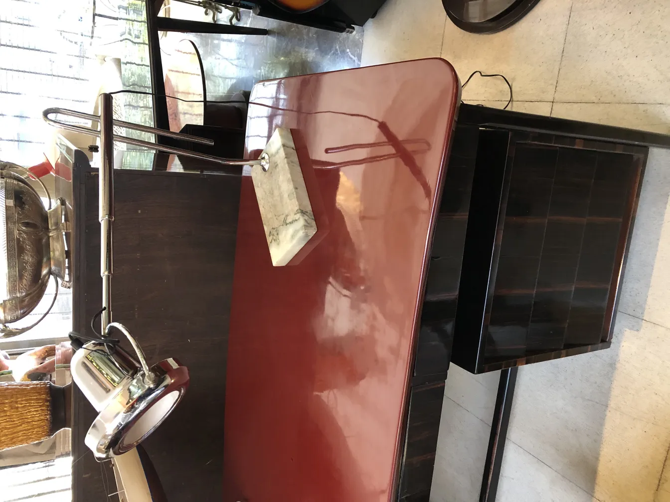 Lámpara de mesa antigua con base de mármol en un escritorio