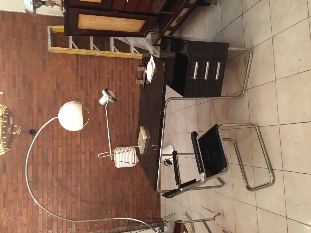 lampara de mesa antigua sobre un escritorio, ambiente acogedor