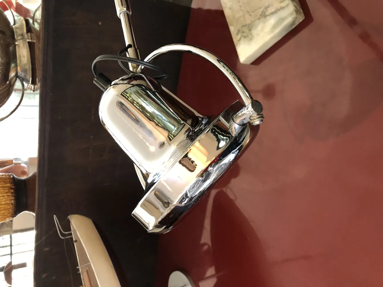 Lámpara de mesa antigua con un acabado brillante, adecuada para decoración.