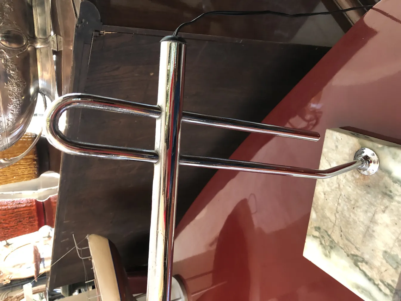 lampara de mesa antigua con base plana y decorativa, elemento de iluminación en un ambiente vintage