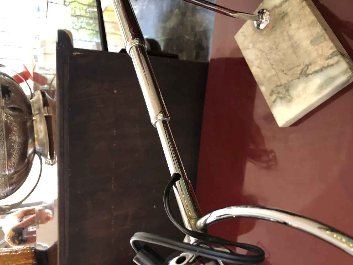 lampe de bureau antique avec base carrée, élégante, ambiance chaleureuse