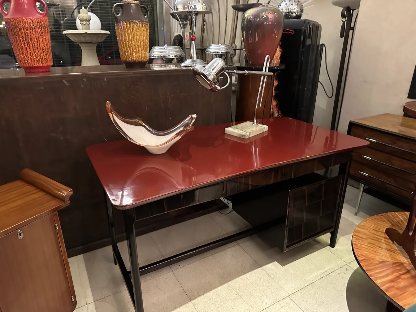 luminária de mesa antiga com design elegante, ambiente moderno e acolhedor