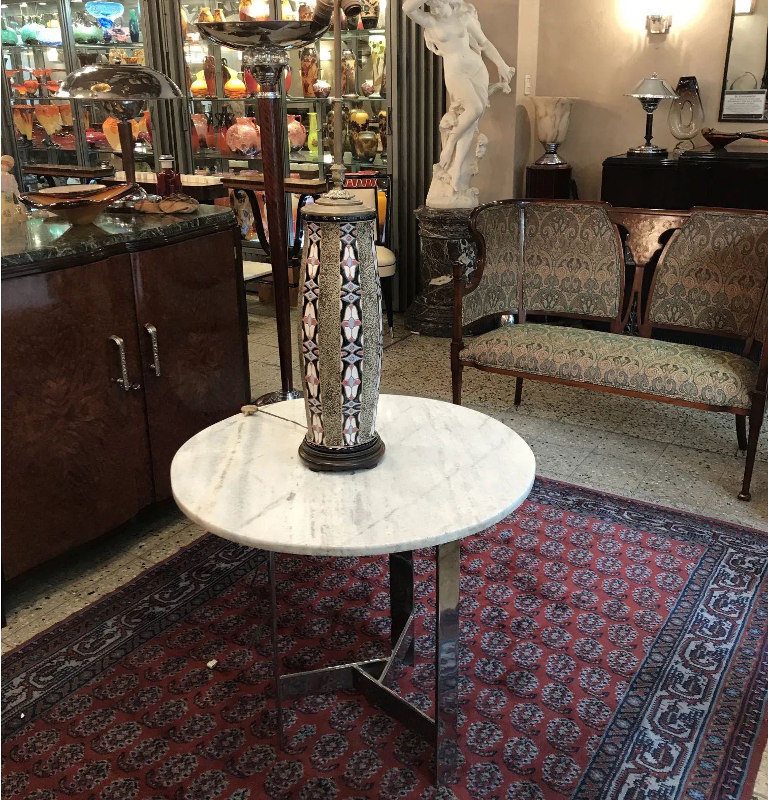 Lampada da tavolo antica con dettagli decorativi