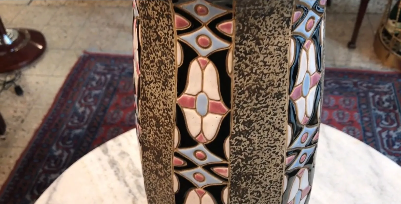 antigua lámpara de mesa con patrones coloridos y detalles decorativos en un ambiente relajado