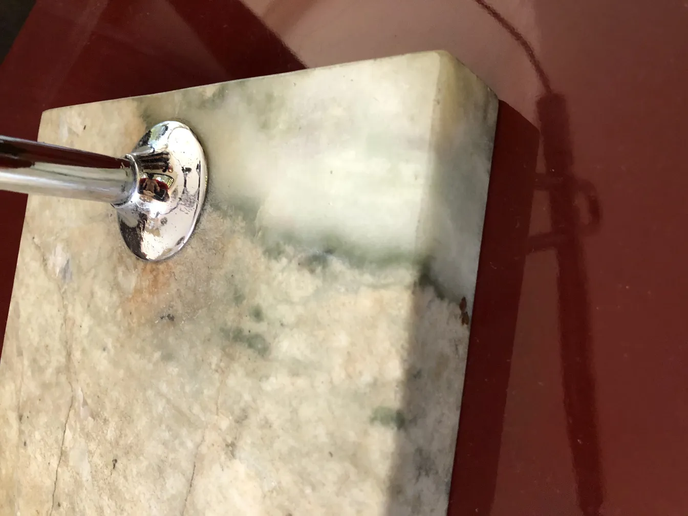 luminária de mesa antiga com base decorativa em cores sutis