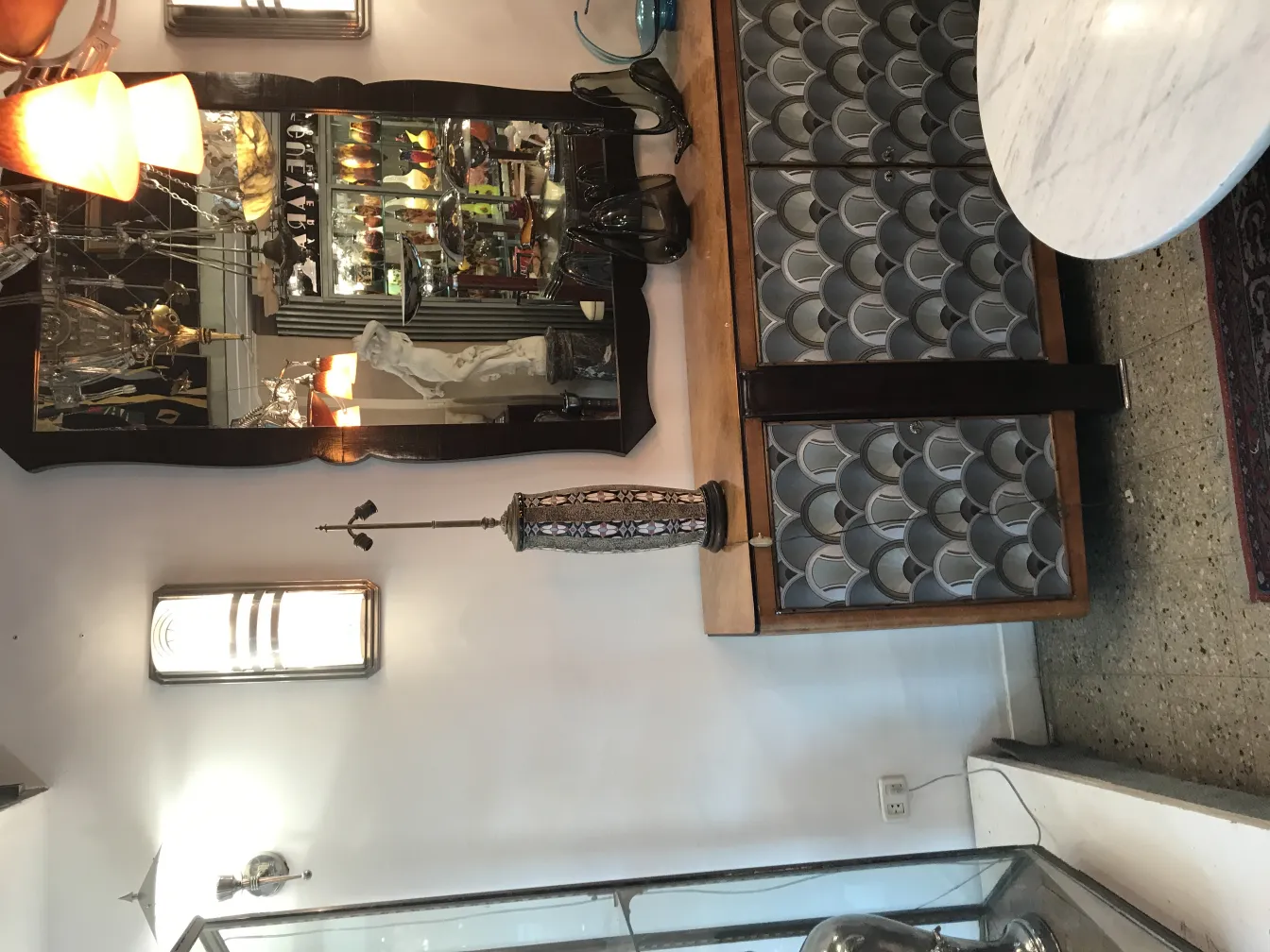 고풍스러운 테이블 램프, 빈티지 가구가 있는 클래식한 환경에서.