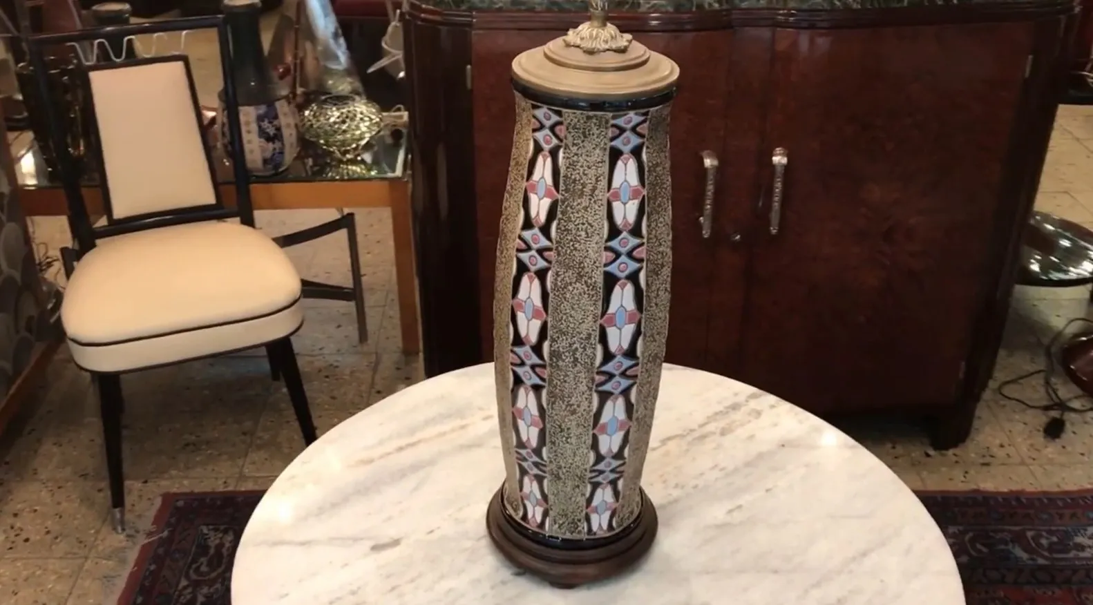 Lámpara de mesa antigua decorativa con diseño personalizado, ambiente acogedor.